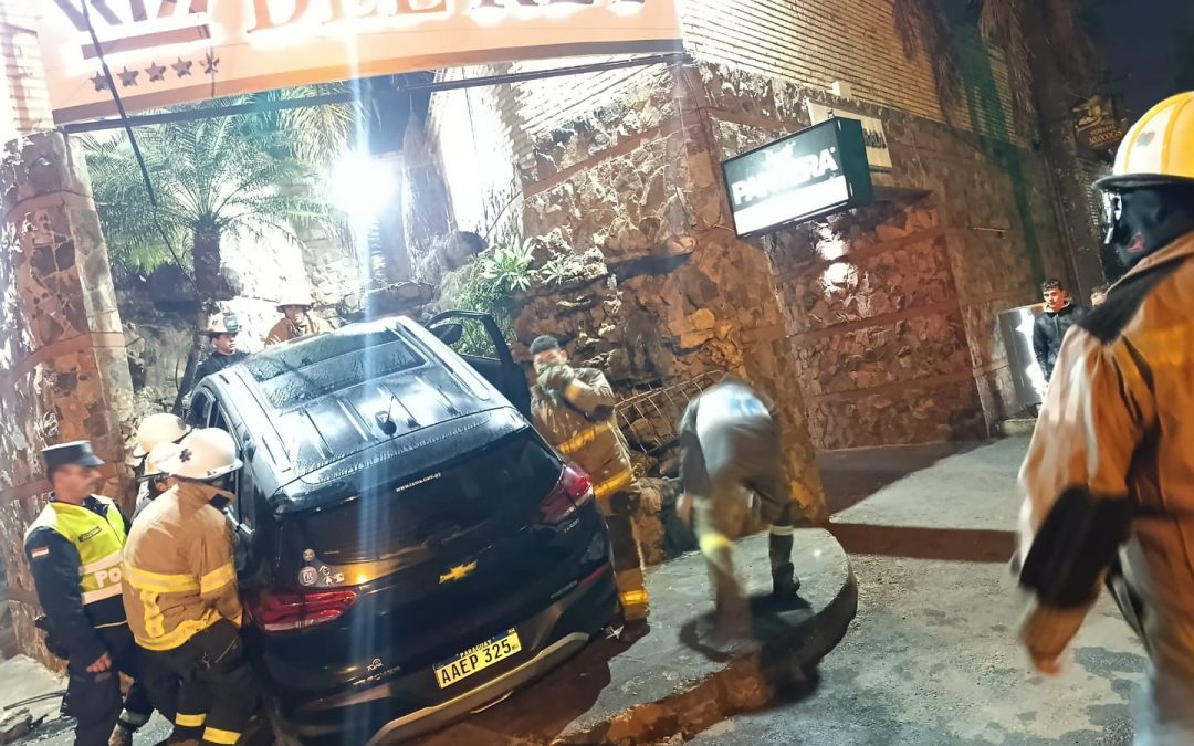 Vehículo se estrelló contra fachada de un motel y conductora se negó al alcotest