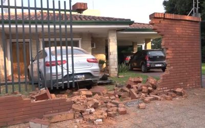 Derribó la muralla de una casa, abandonó su automóvil y se dio a la fuga