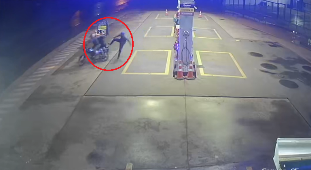 Trabajador tumbó con “patada voladora” a dos presuntos delincuentes