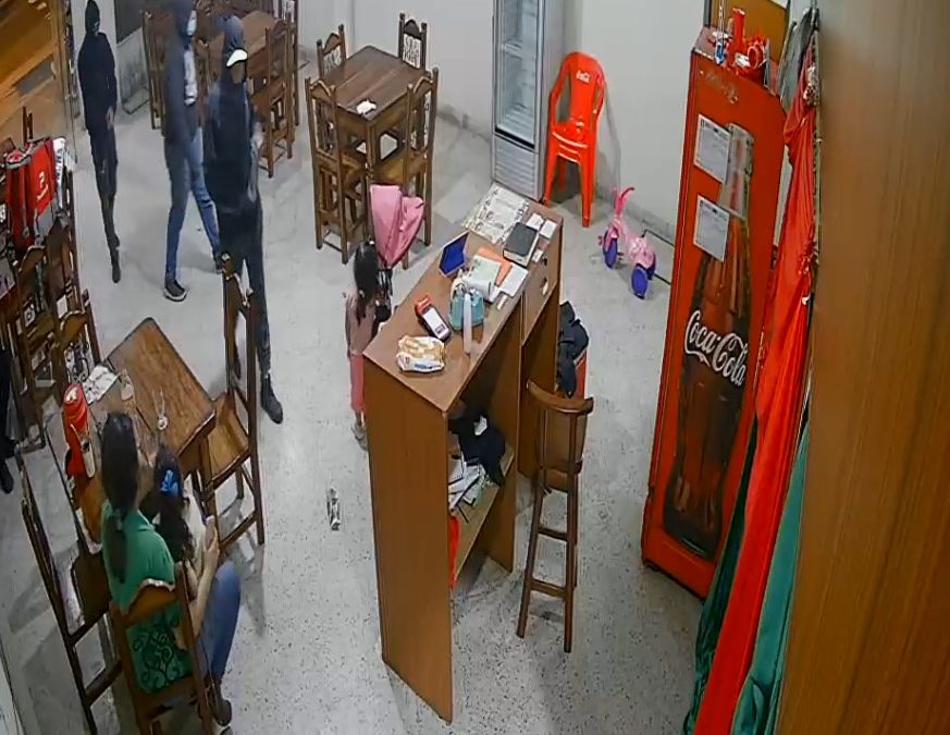 Luque: delincuentes violentos agreden a dueña de pizzería y a su pequeña hija