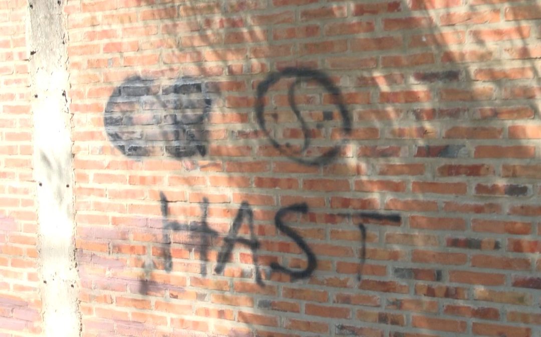 Instituciones son pintadas con las iniciales del Clan Rotela