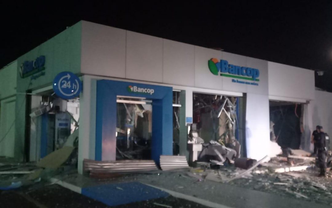 Asaltantes hacen “volar” una sede bancaria en Naranjal