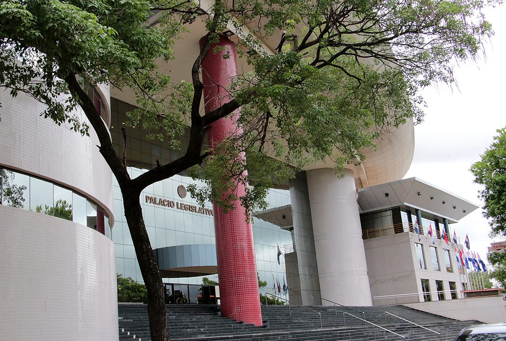 Funcionaria acusada de planillerismo renunció a su cargo en Diputados