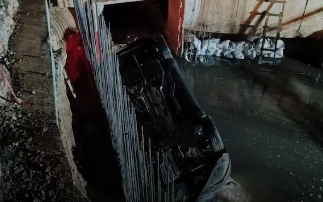 Camioneta cayó a un pozo en zona de obras en la avenida Eusebio Ayala