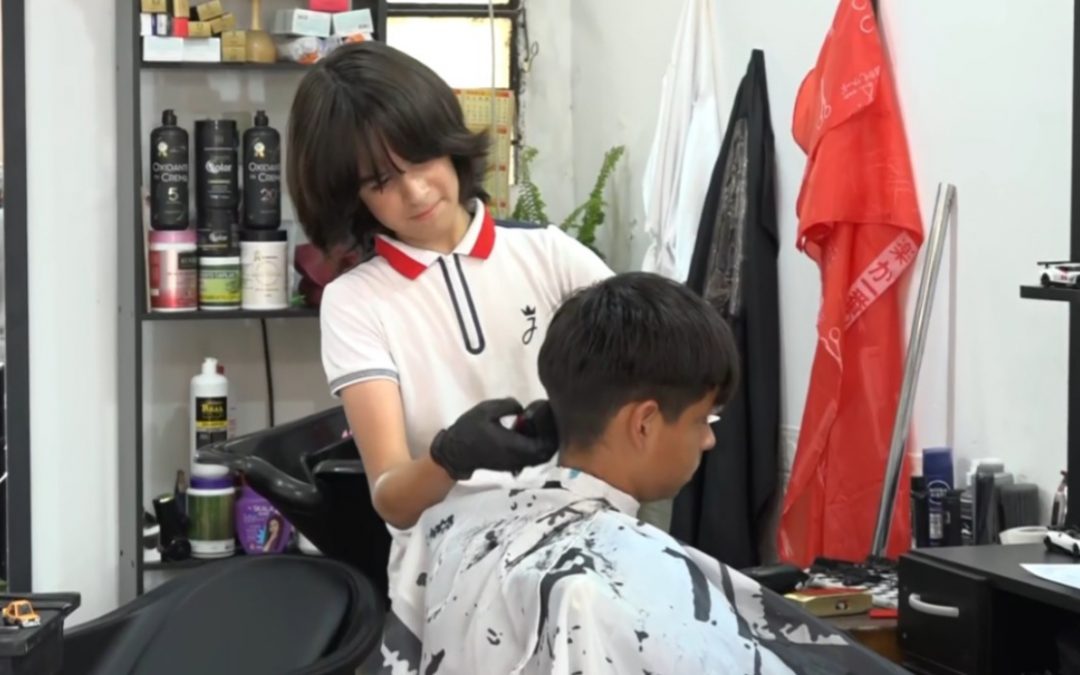 Niño emprendedor: tiene 12 años y corta el pelo a niños, jóvenes y adultos