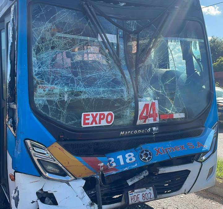 Choque entre buses deja al menos 20 heridos en Limpio