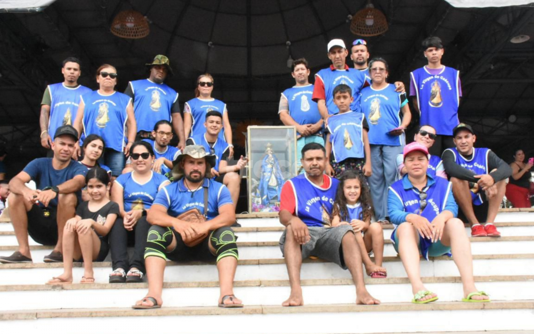 Peregrinos caminan llenos de esperanza y devoción hacia la Virgen