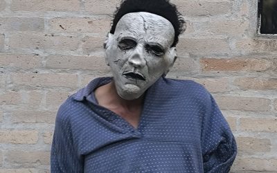 Capturan a hombre que intentó robar una moto, disfrazado de Michael Myers