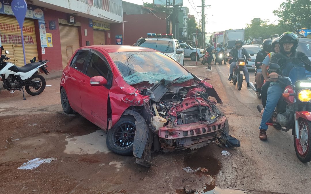 Accidente sobre avda. Médicos del Chaco: conductor habría cruzado semáforo en rojo