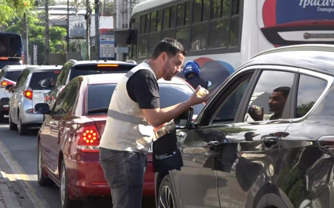 Nervios en el tránsito: Lanzan campaña “Eñecalmá” y entregan pelotitas antiestrés