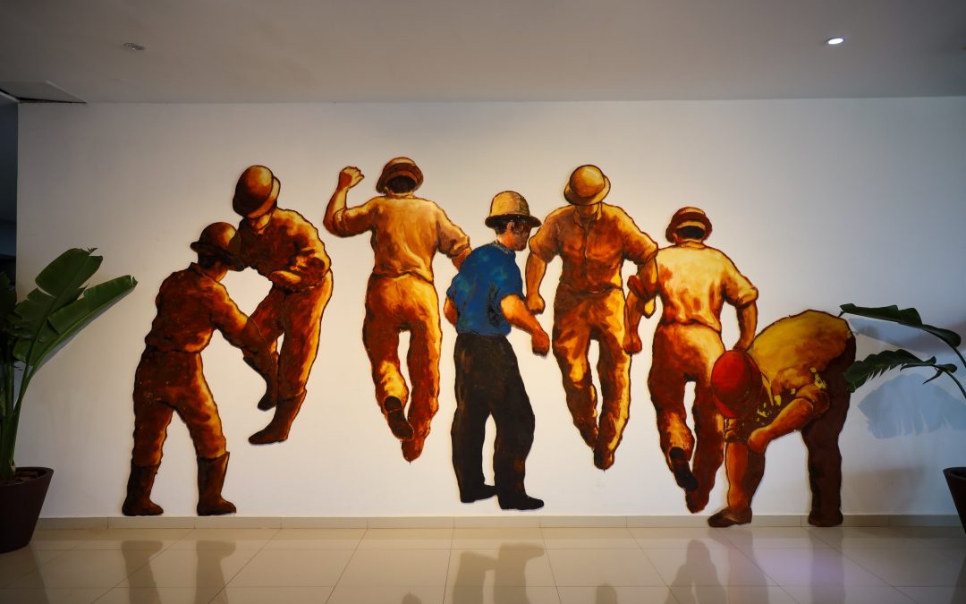 Obras de Koki Ruiz son exhibidas en la recepción de Itaipú