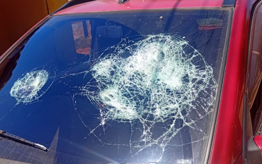 Hombre denuncia a su pareja por agresión y destrozar su camioneta