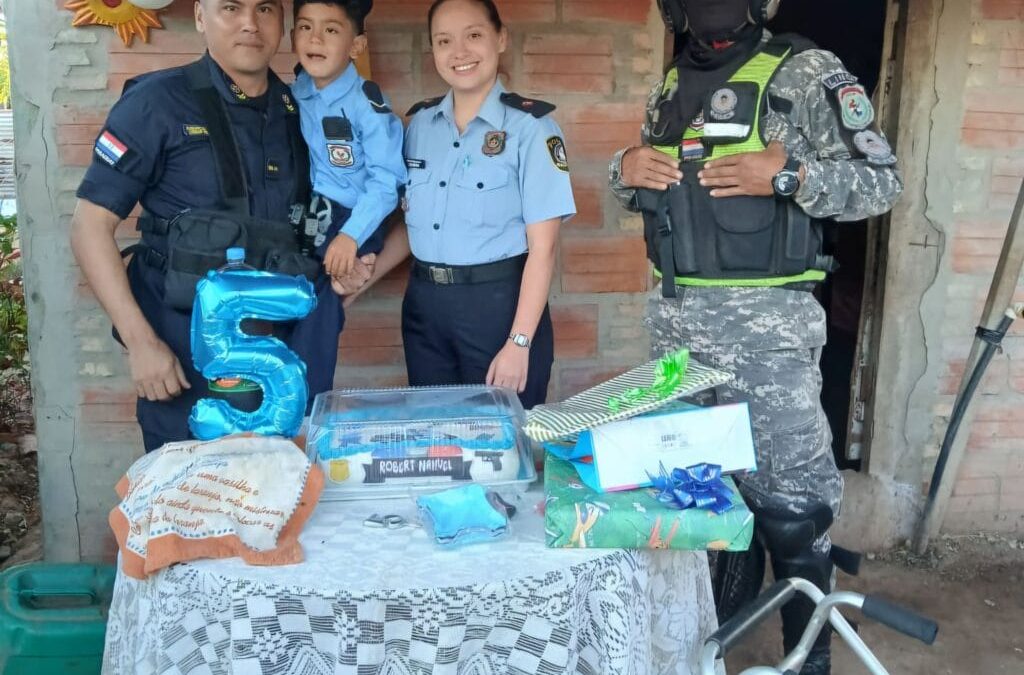 Un niño disfrutó un momento único en su cumpleaños gracias a un grupo de policías