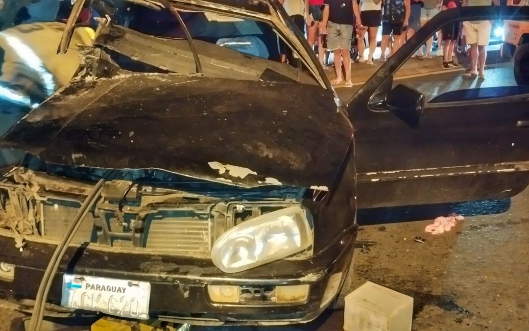 Maniobra imprudente causa violento choque en San Antonio