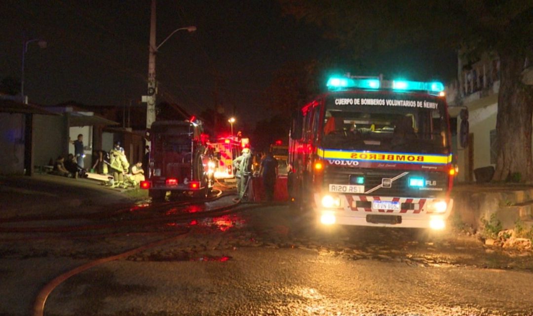 Lambaré: incendio destruye depósito de carpintería