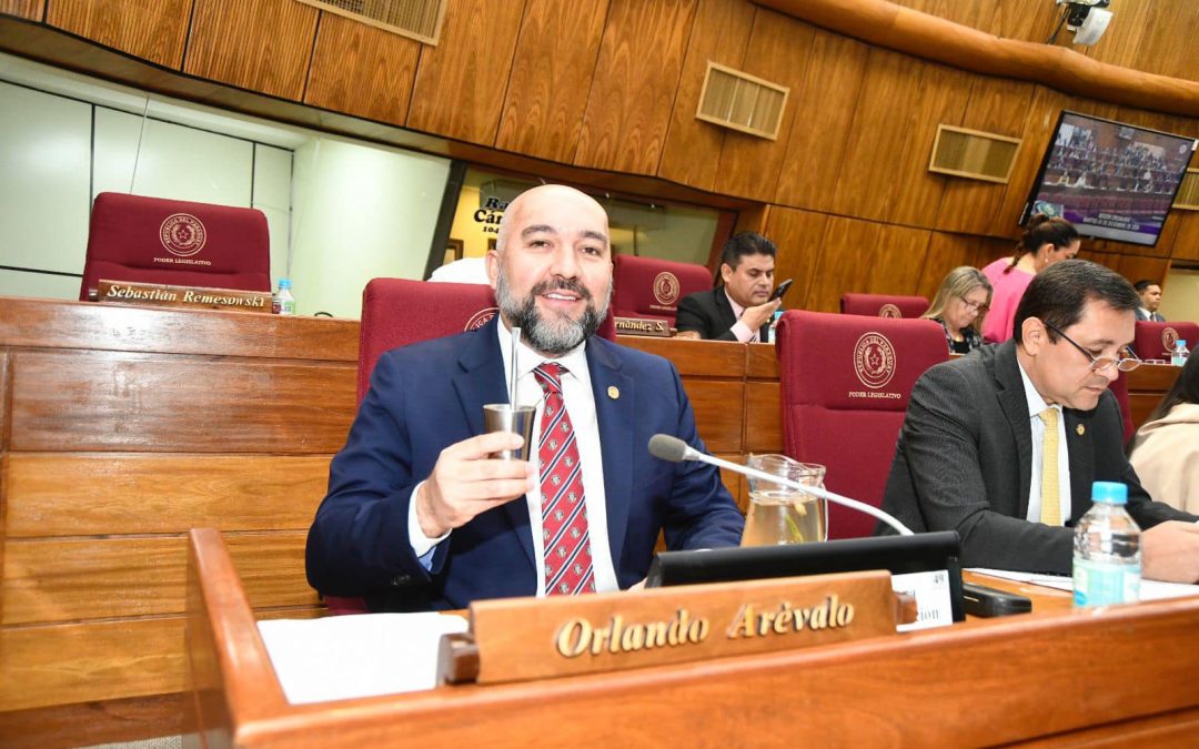 El diputado Orlando Arévalo presenta renuncia al cargo