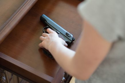 Hijo de policía muere tras manipular arma de fuego en PJC