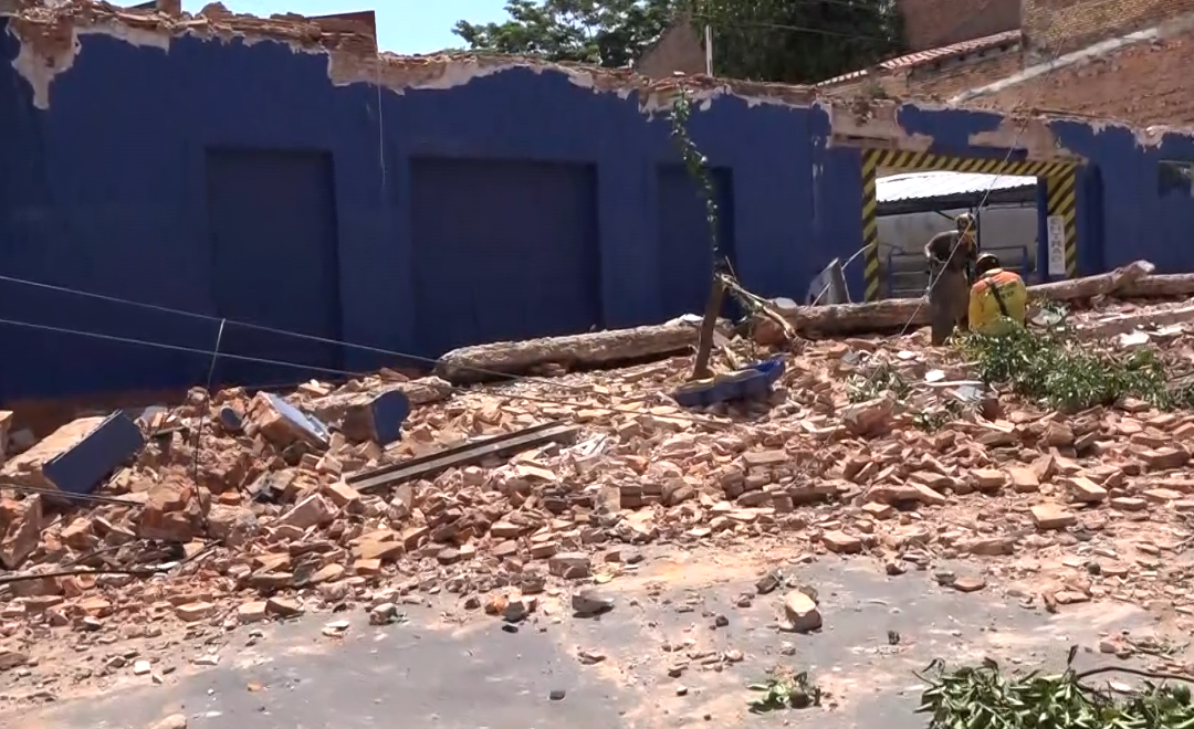 Colapsó la estructura de un antiguo edificio en el microcentro de Asunción