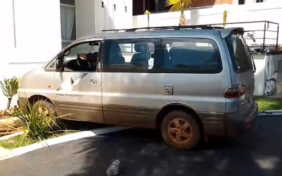Conductor dejó su vehículo estacionado sin freno de mano y arrolló a una mujer