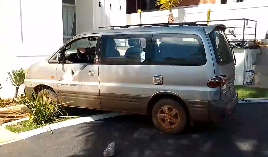 Conductor dejó su vehículo estacionado sin freno de mano y arrolló a una mujer