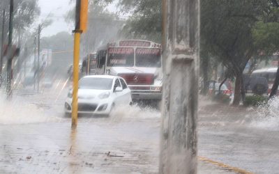 Automovilistas pueden ser multados por salpicar a peatones en días de lluvias