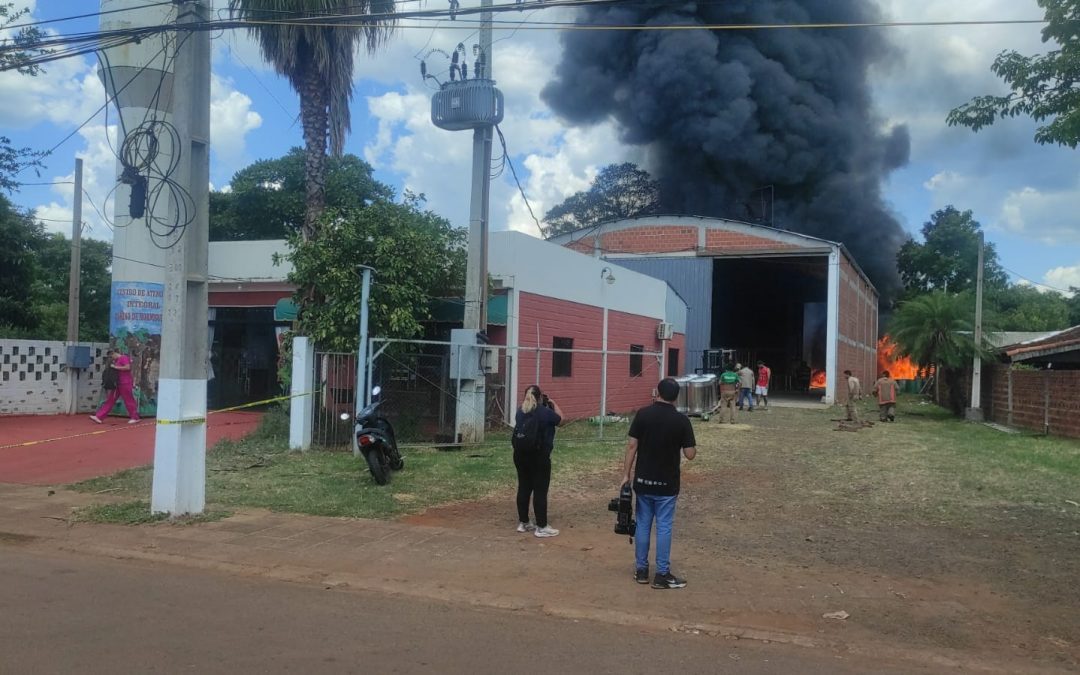 Reportan incendio de gran magnitud en una fábrica de Encarnación