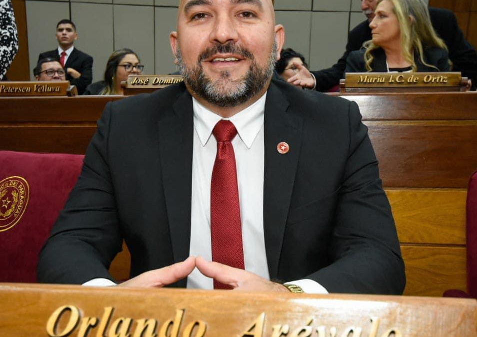 Aceptan renuncia del diputado Orlando Arévalo y toman juramento a Saúl González