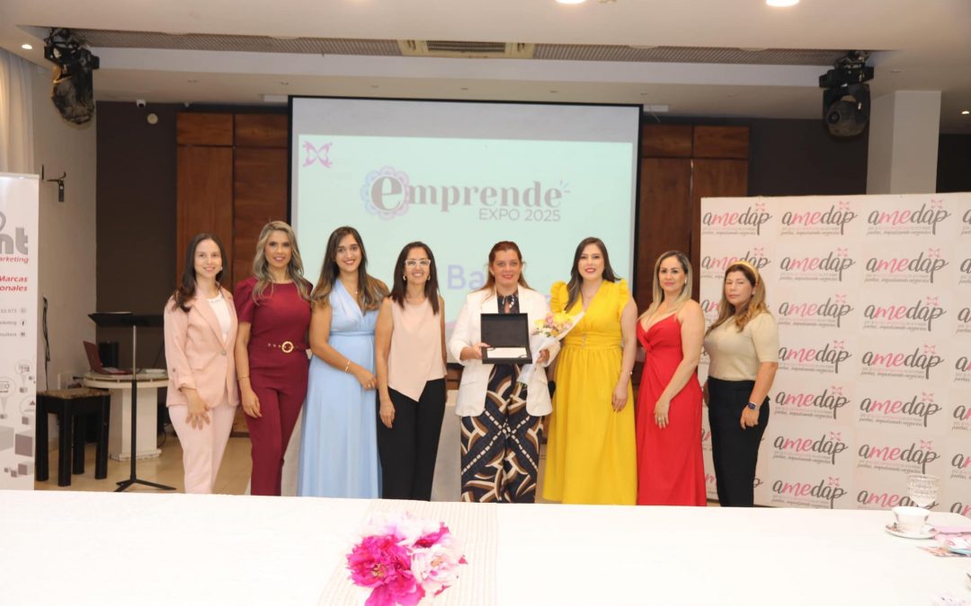 Emprendedoras otorgan reconocimiento a la ministra de la Mujer