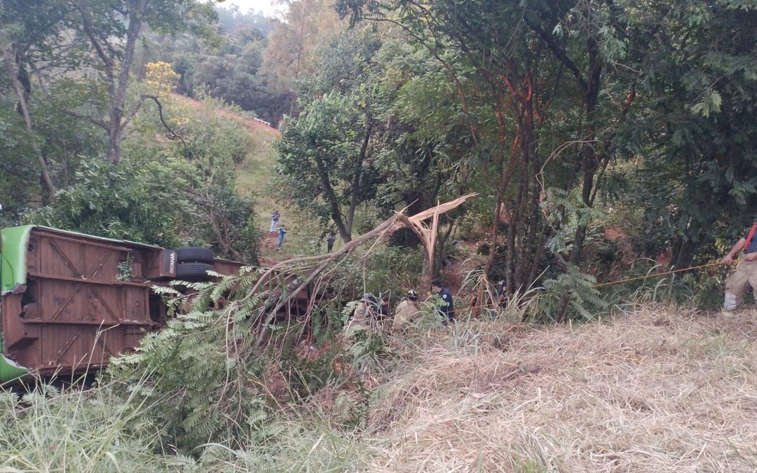 Choque entre bus y motocicleta deja dos fallecidos y varios heridos en Edelira