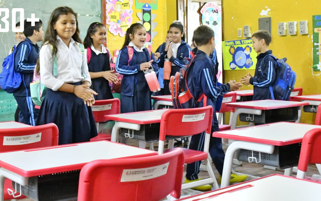 A pesar de las inclemencias climáticas, avanzan con la distribución de muebles en las escuelas