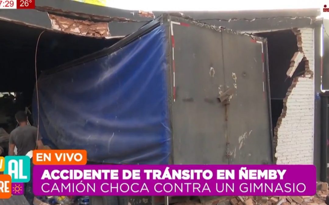 Camión repartidor choca contra un gimnasio en Ñemby