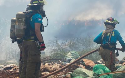 Un incendio de grandes proporciones se registra en el Bañado Sur