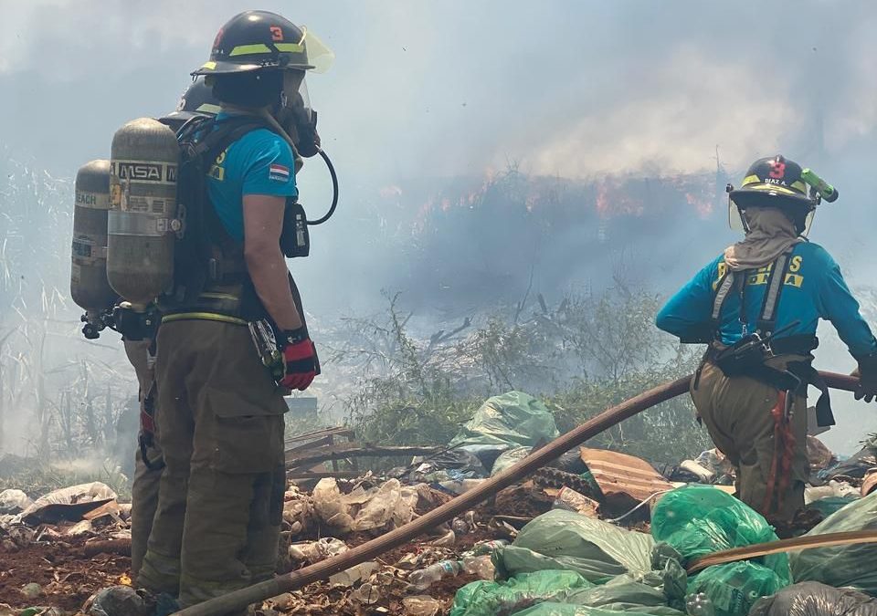 Un incendio de grandes proporciones se registra en el Bañado Sur