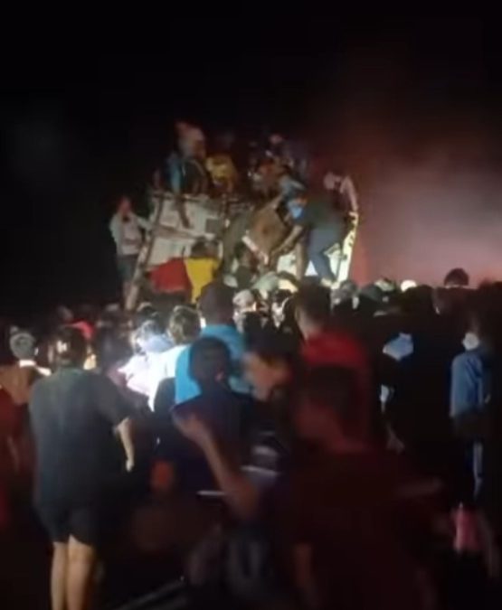 Saquean toneladas de carne tras vuelco de camión en Tacuatí