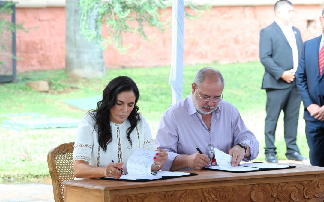 Firmaron un convenio para pavimentar mil kilómetros de rutas en todo el país