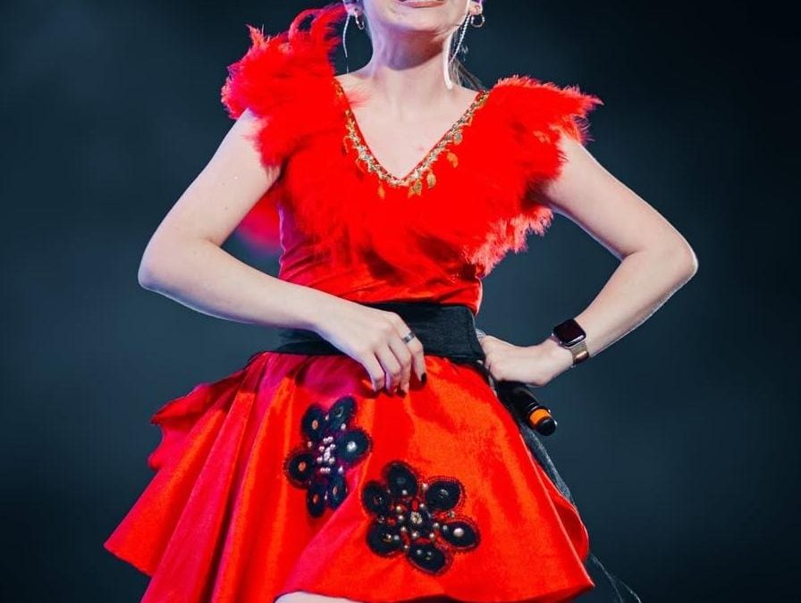 Jazmín del Paraguay entonará el himno nacional esta noche