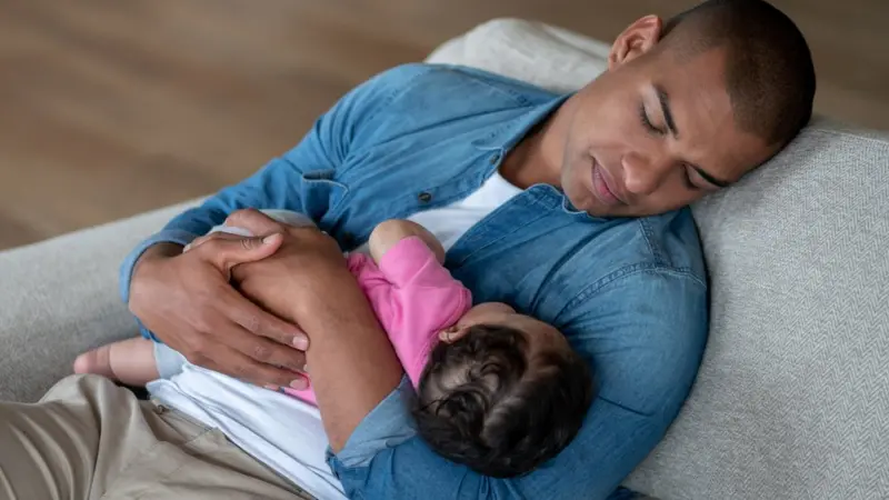 Un 25 % de los hombres sufre de la depresión postparto