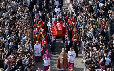 Luego de 3 días de velatorio público, hoy se cierra el féretro del papa Francisco