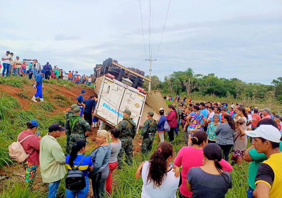 Camión que transportaba carne volcó en Tacuatí y militares frustran saqueo