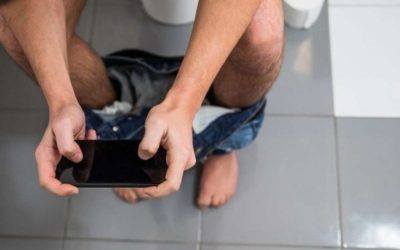 Pasar mucho tiempo en el inodoro con el celular puede ser perjudicial, afirman
