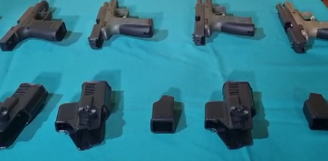 Investigan a cuatro policías por el robo de varias armas de Criminalística