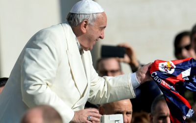 El papa Francisco conectado con el fútbol e hincha fiel de San Lorenzo