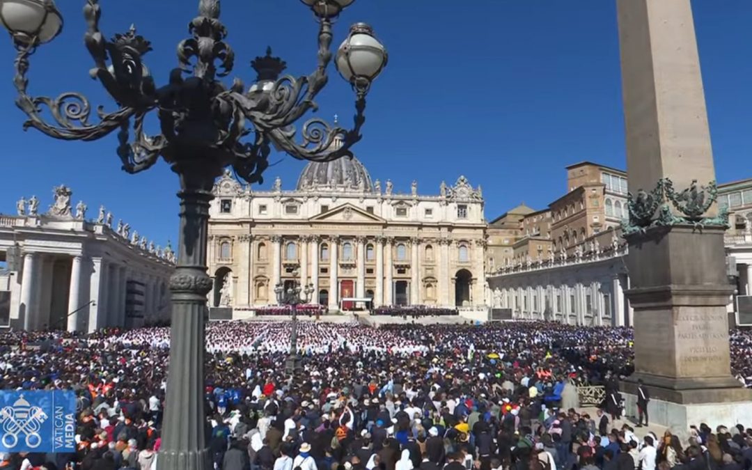 Miles de fieles se congregan en la plaza de San Pedro para despedir al papa Francisco
