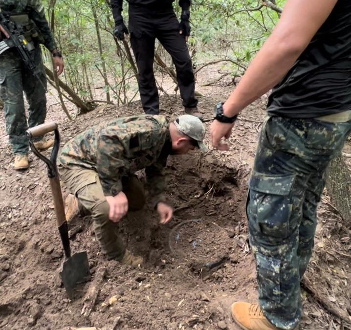 Durante la búsqueda de Urbieta, encuentran un depósito subterráneo