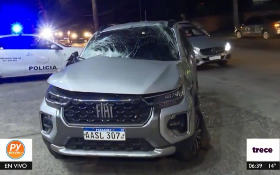 Desnudo al volante derribó dos columnas sobre la avenida España