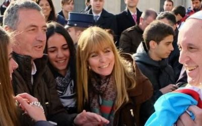 Alfaro despide al papa y recuerda la broma que le hizo cuando lo conoció