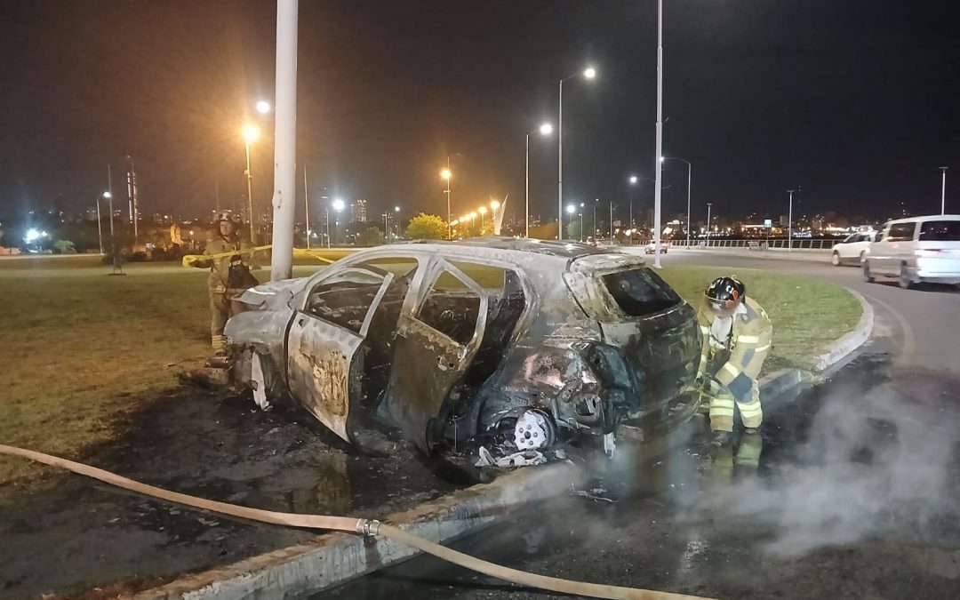 Camioneta se incendia tras violento choque en la Costanera de Asunción