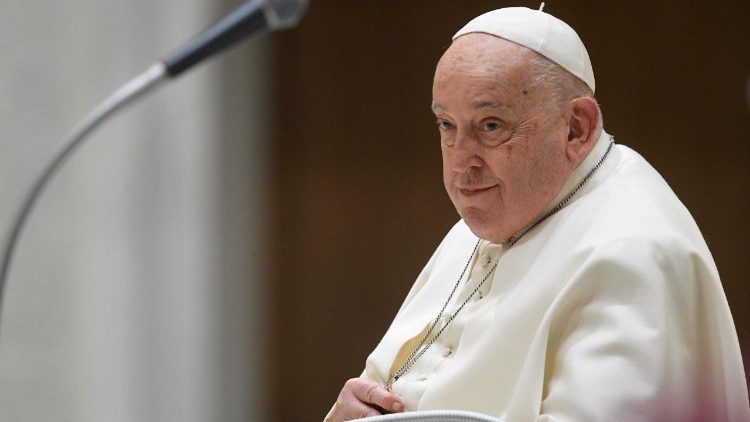 Ataúd simple y entierro fuera del Vaticano: Así será el funeral de Francisco