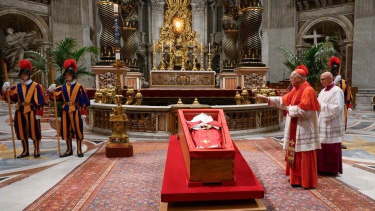 Cerraron el féretro con los restos del Papa Francisco