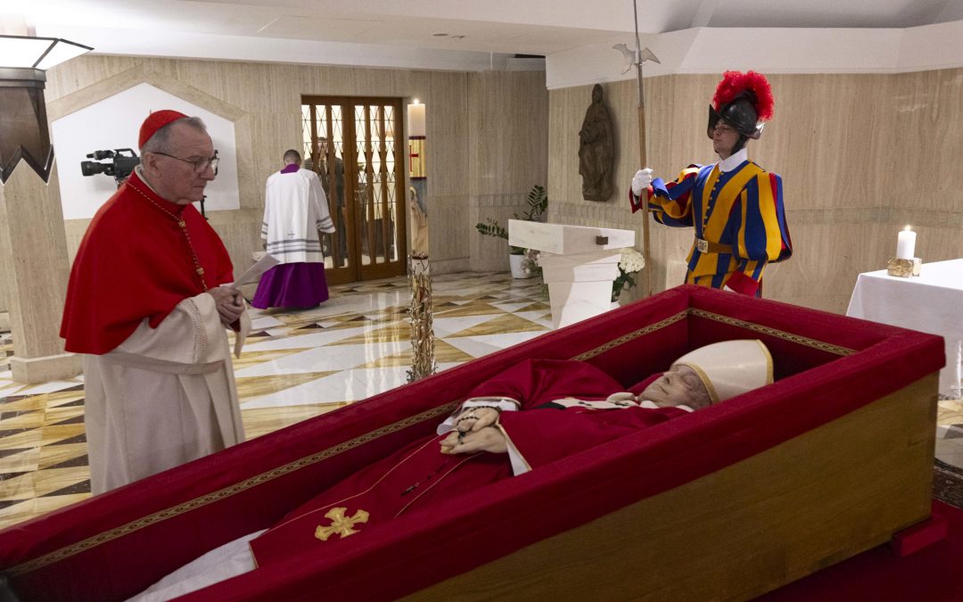 Dan a conocer las primeras imágenes del papa Francisco dentro de su féretro